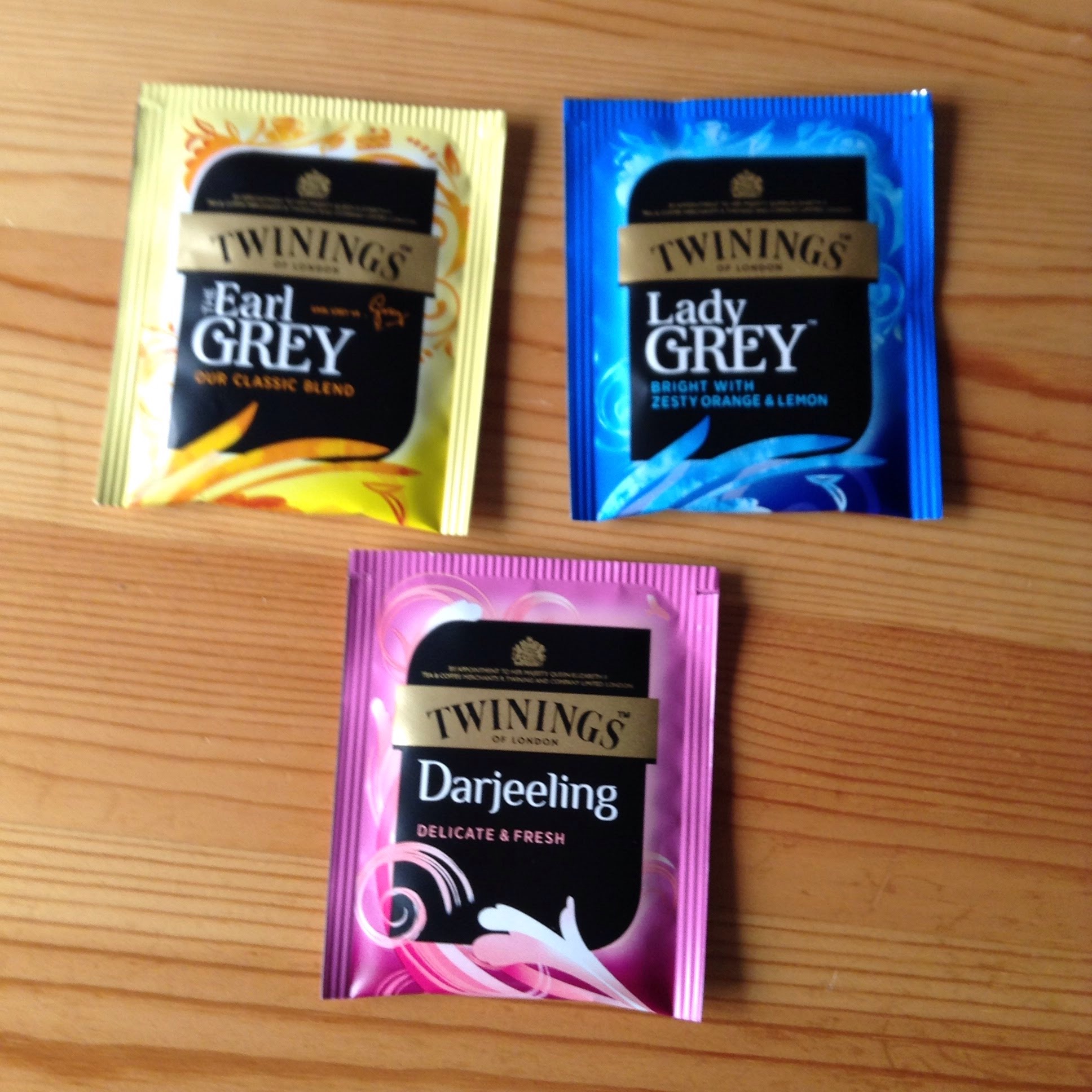 TWININGの一袋ティーバッグたち。左上：Earl GREY。右上：Lady GREY。下：Darjeeling。