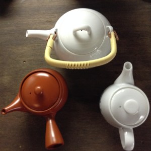 上がツルのある土瓶の急須。右下は、後ろ手のポット。左下は、右利き用の横手持ちの急須。