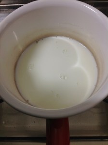手鍋に牛乳をいれます