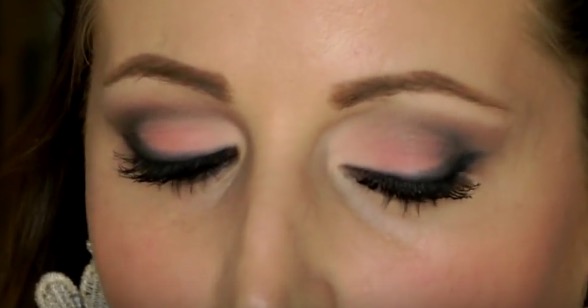cliomakeup-sfumature-occhi-regole-errori-evitare-trucco-makeup-trucco-laura-pausini-grigio-rosa