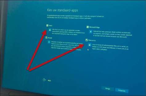 Kies Ik wil zelf mijn standaard-apps kiezen en verwijder de vinkjes bij de toepassingen die u wilt behouden. Waar wél een vinkje staat, worden de Microsoft standaard-apps gebruikt.