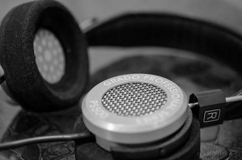 Een hoofdtelefoon met een draadje is zo gek nog niet! (Bron afbeelding: https://www.flickr.com/photos/jonathan-grado/6718632141)