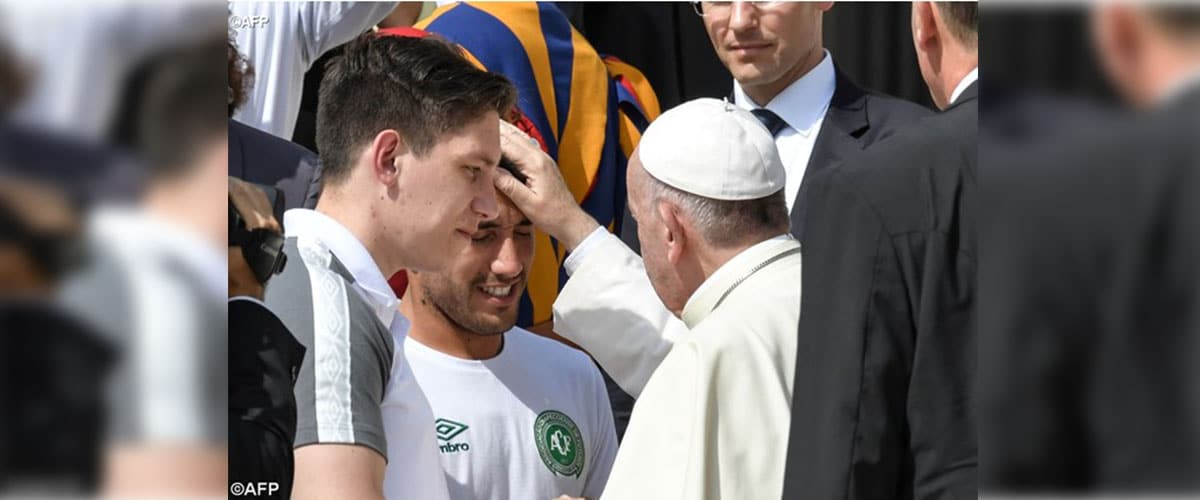 Papa encontra jogadores da Chapecoense, "um time em reconstrução"