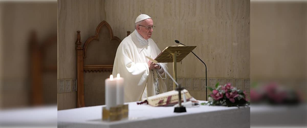 Papa: contemplar Nossa Senhora das Dores aos pés da Cruz