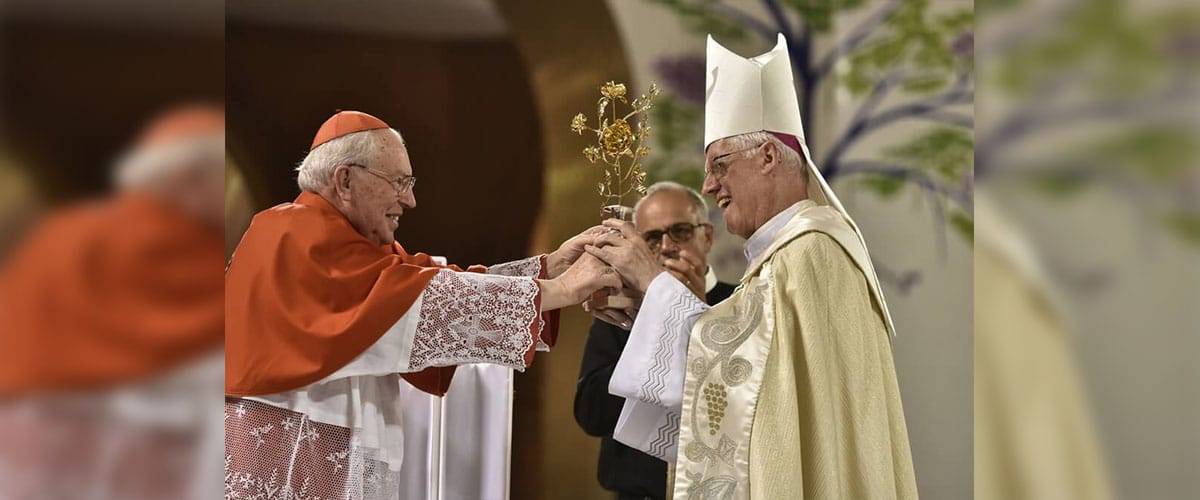 Papa Francisco presenteia a Mãe Aparecida com Rosa de Ouro