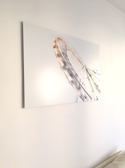Le tableau accroché au mur