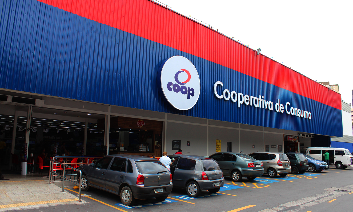 Coop reduz 30% o consumo de energia elétrica com produtos desenvolvidos para operar com fluidos Glicol e CO2