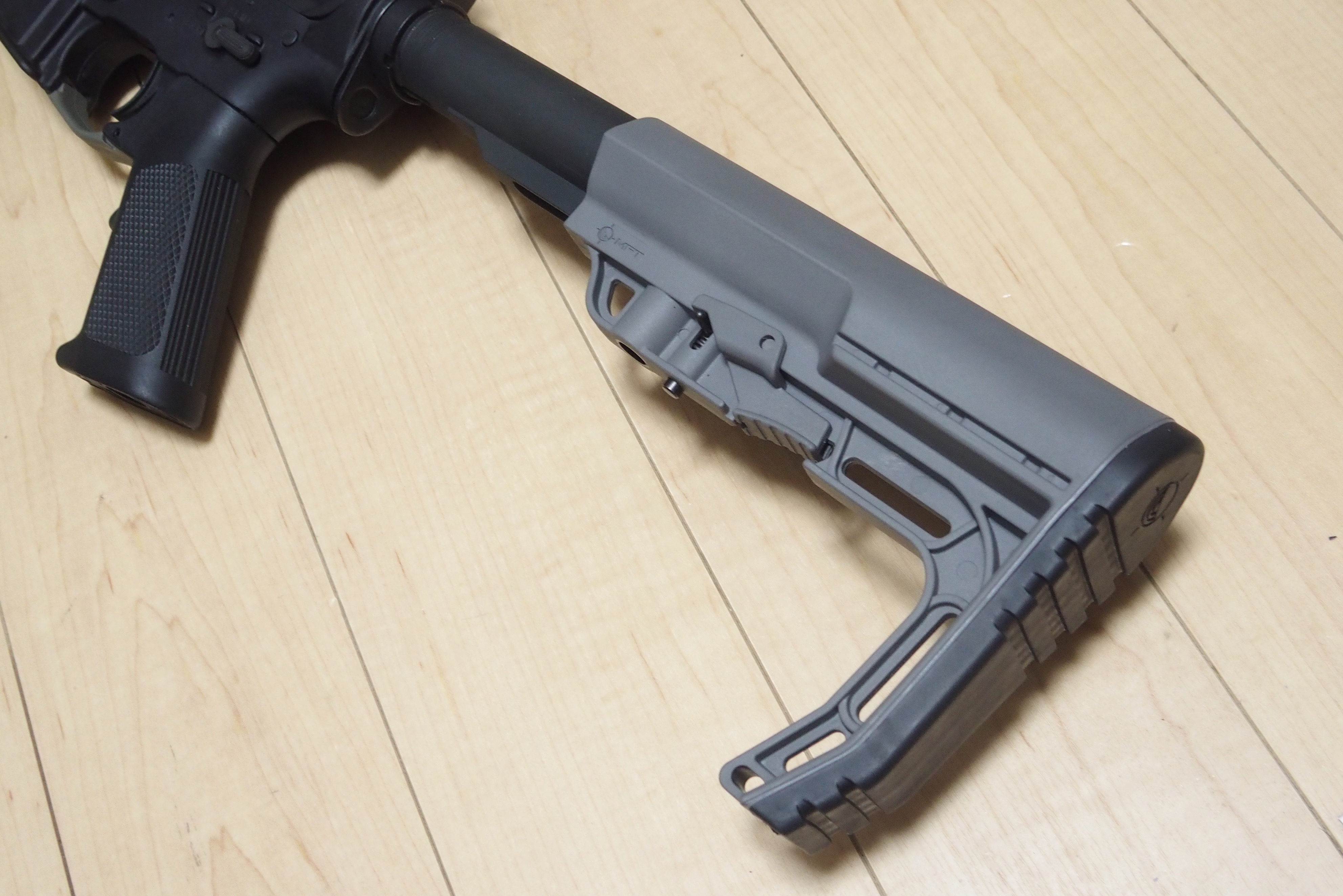 巷で流行り（？）のB5 Systems KeymodハンドガードとMFTストック、PTS