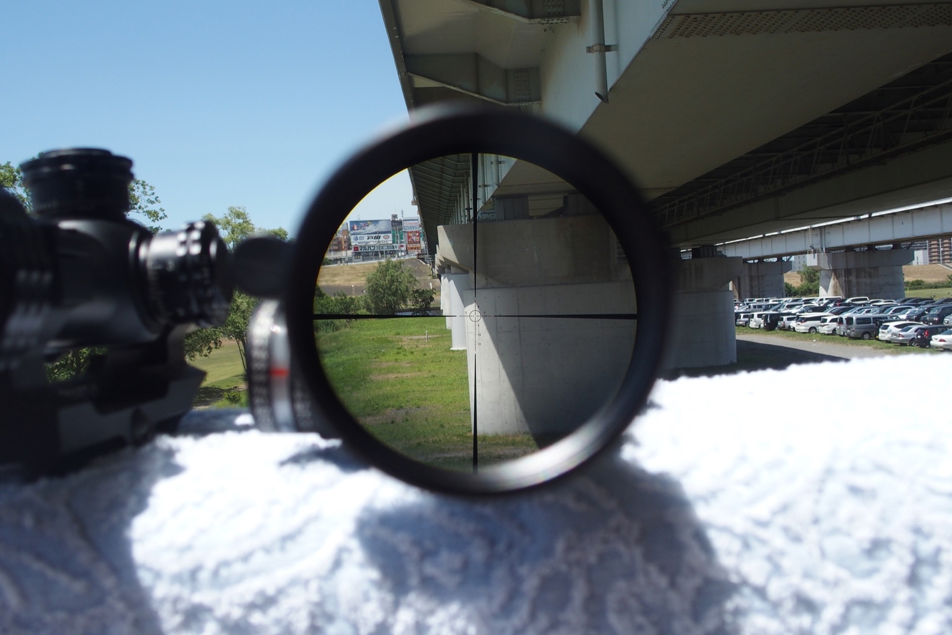 お借りしたDEON March-F 1-8×24mm D8V24FIMLを屋外でLayLax SOL