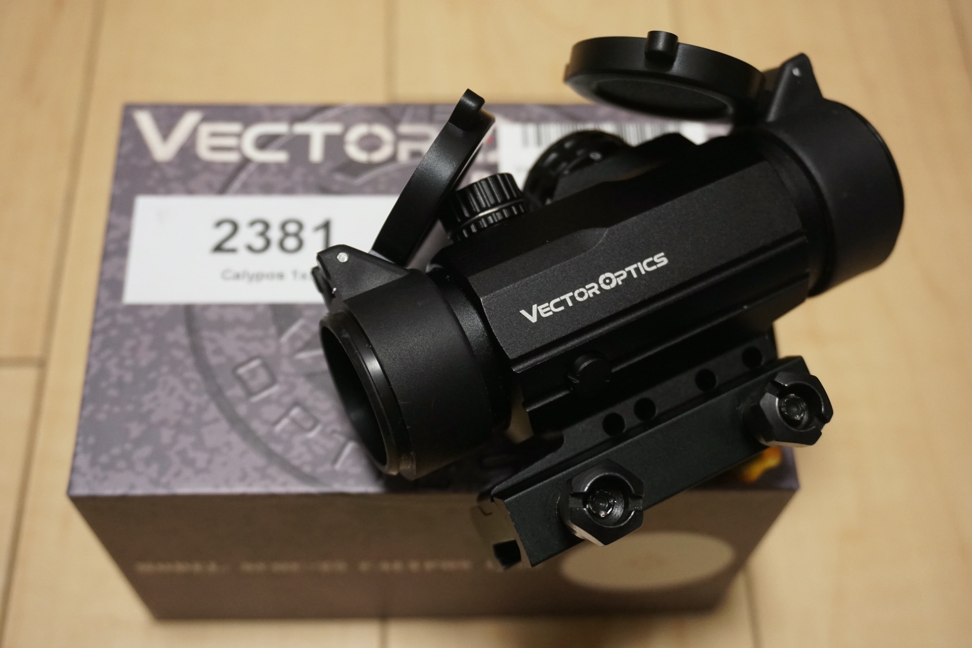 鮮明な視界で覗きやすく小型な等倍プリズムサイト、Vector