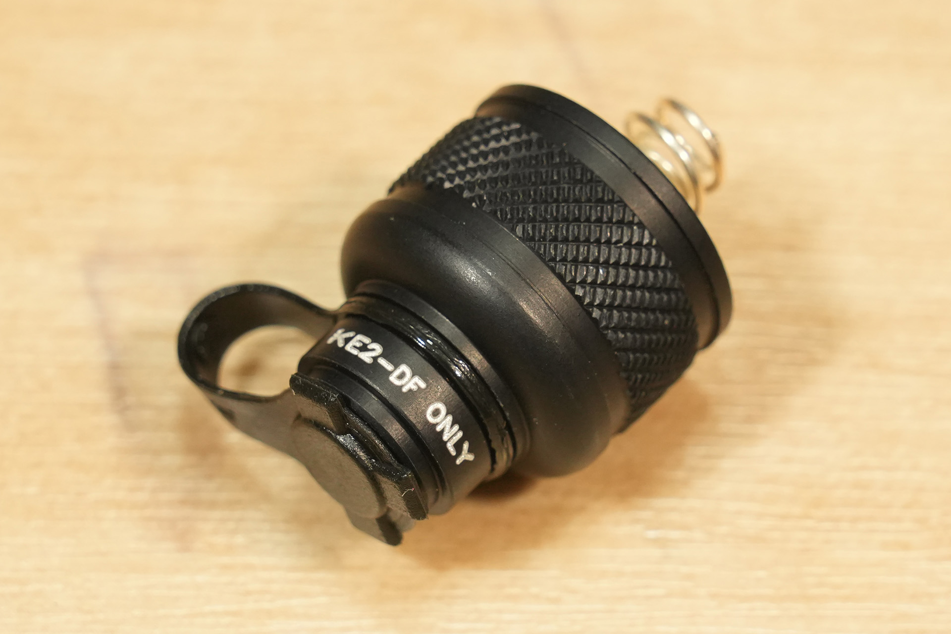 SureFire製スカウトライト用テールキャップ（UE00-BK）とテープ