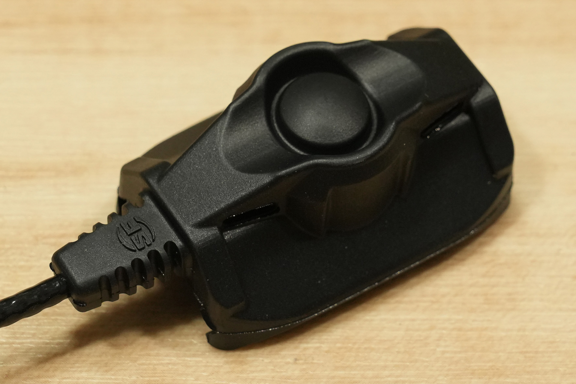 SUREFIRE製リモートスイッチ、WEAPONLIGHT SWITCH CSP-07とUE SCOUT