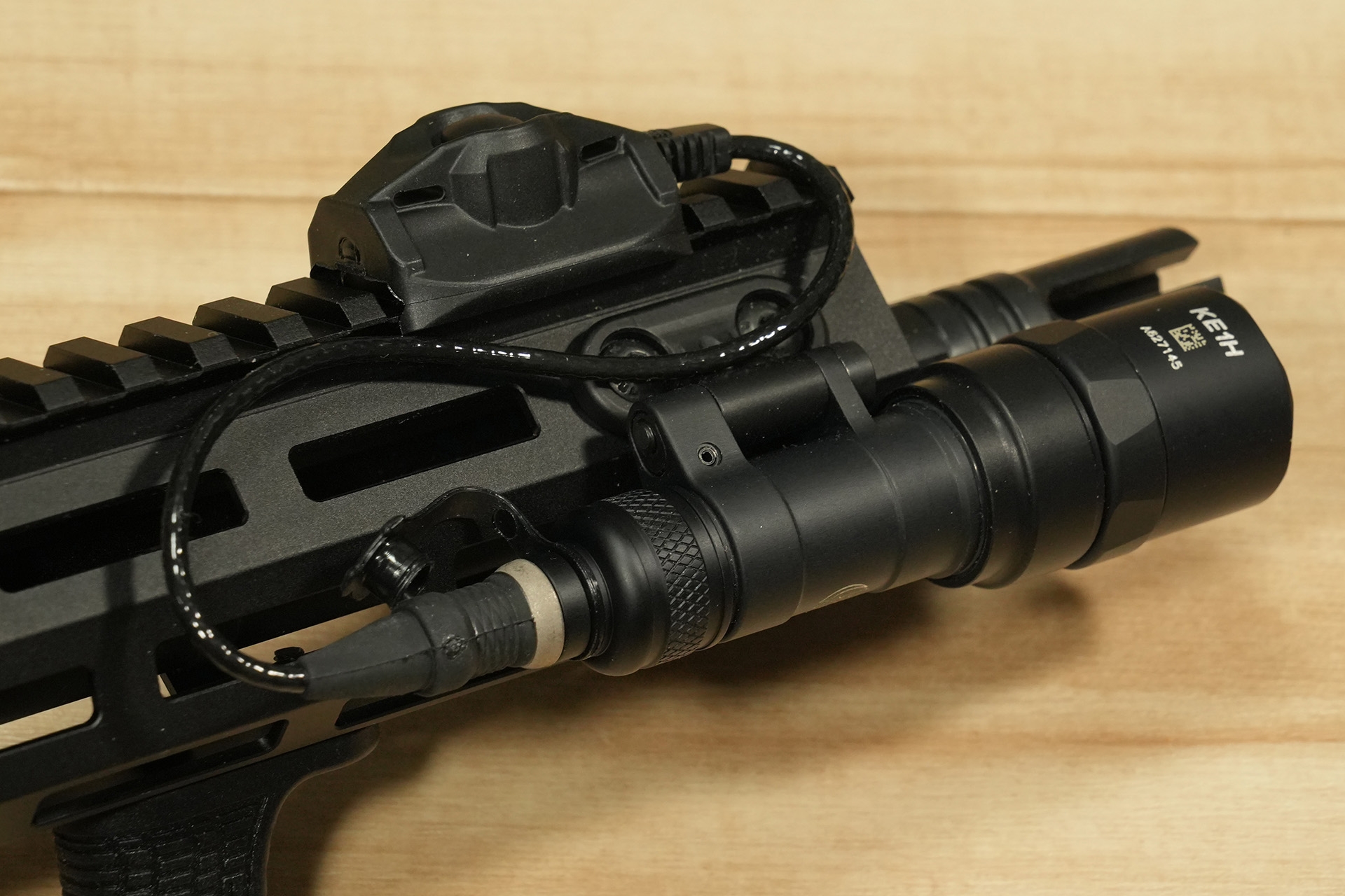 SUREFIRE製リモートスイッチ、WEAPONLIGHT SWITCH CSP-07とUE SCOUT