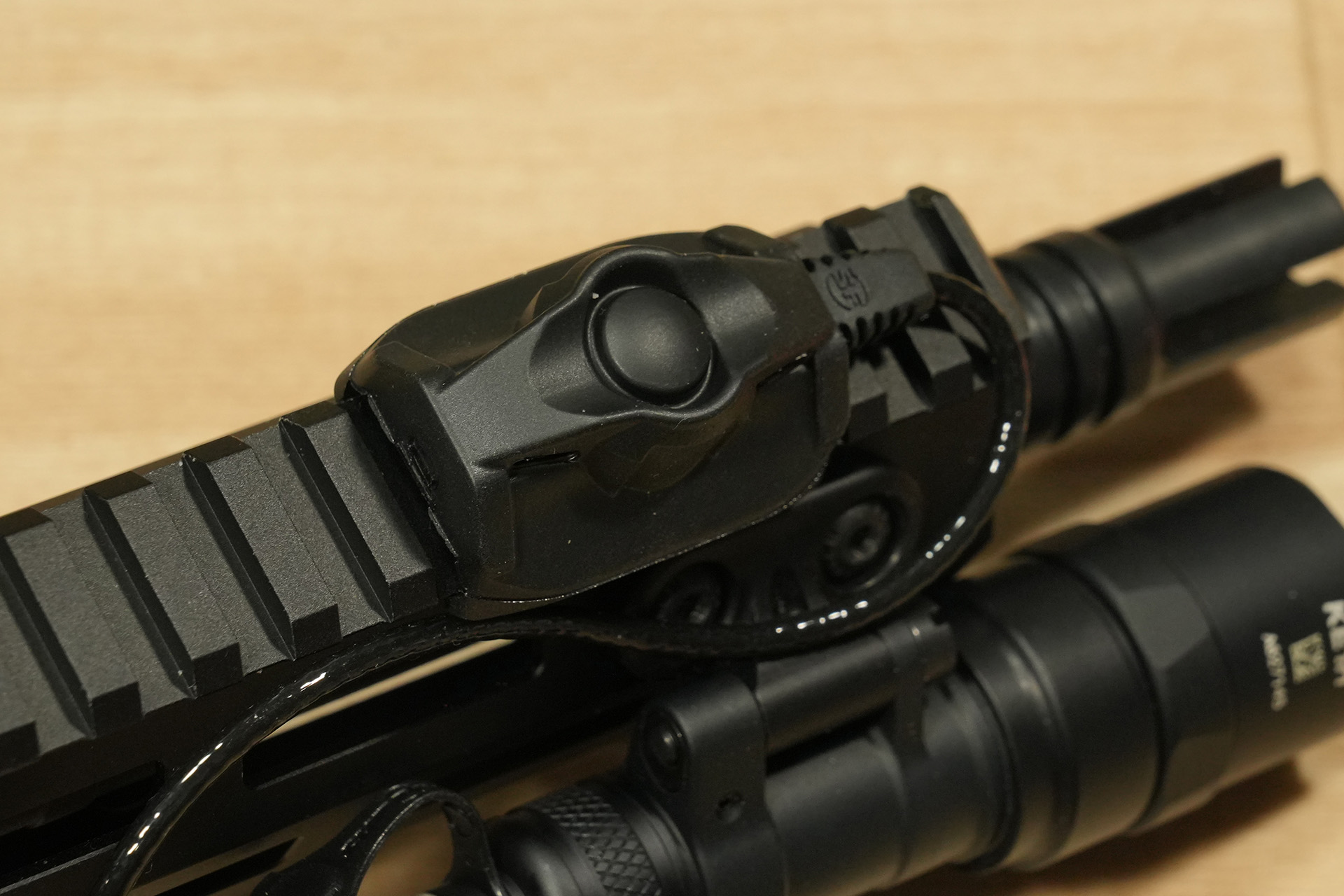 SUREFIRE製リモートスイッチ、WEAPONLIGHT SWITCH CSP-07とUE SCOUT