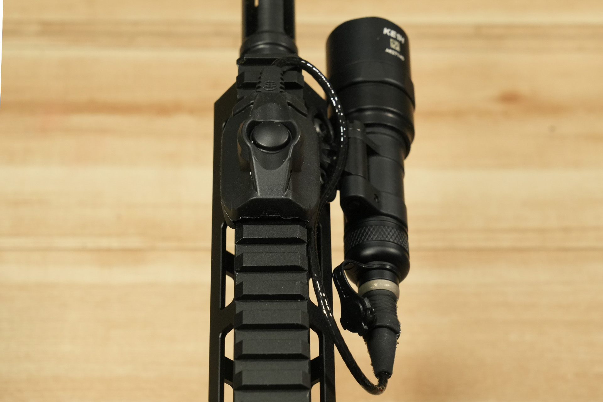 SUREFIRE製リモートスイッチ、WEAPONLIGHT SWITCH CSP-07とUE SCOUT