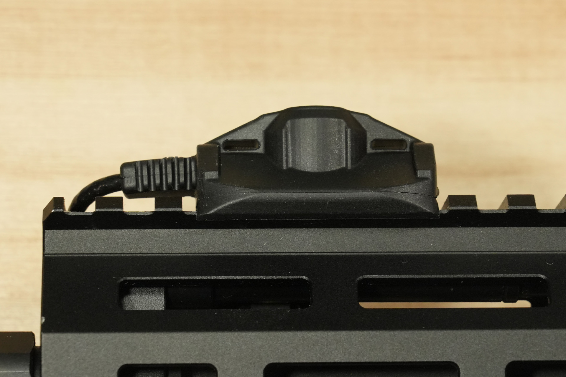 SUREFIRE製リモートスイッチ、WEAPONLIGHT SWITCH CSP-07とUE SCOUT