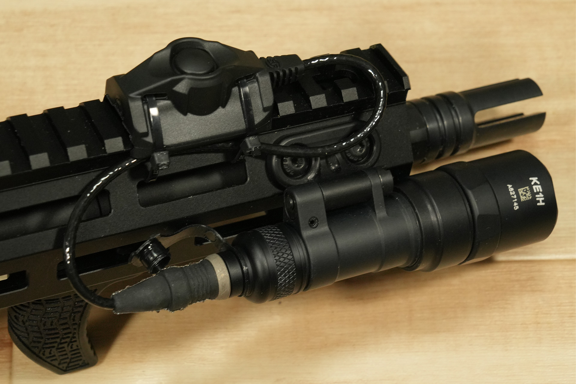 SUREFIRE製リモートスイッチ、WEAPONLIGHT SWITCH CSP-07とUE SCOUT