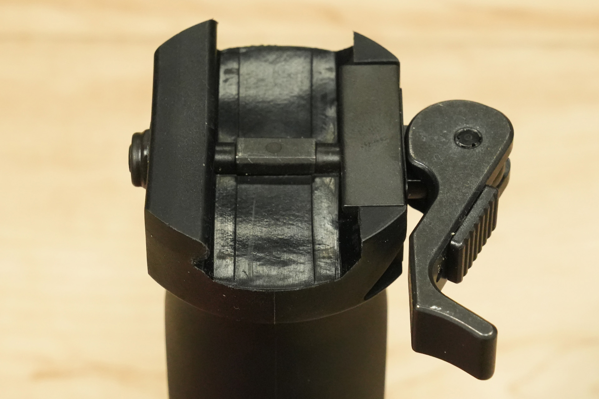 20式小銃用として自衛隊に採用されたB&T Unigrip QDバイポッドグリップ