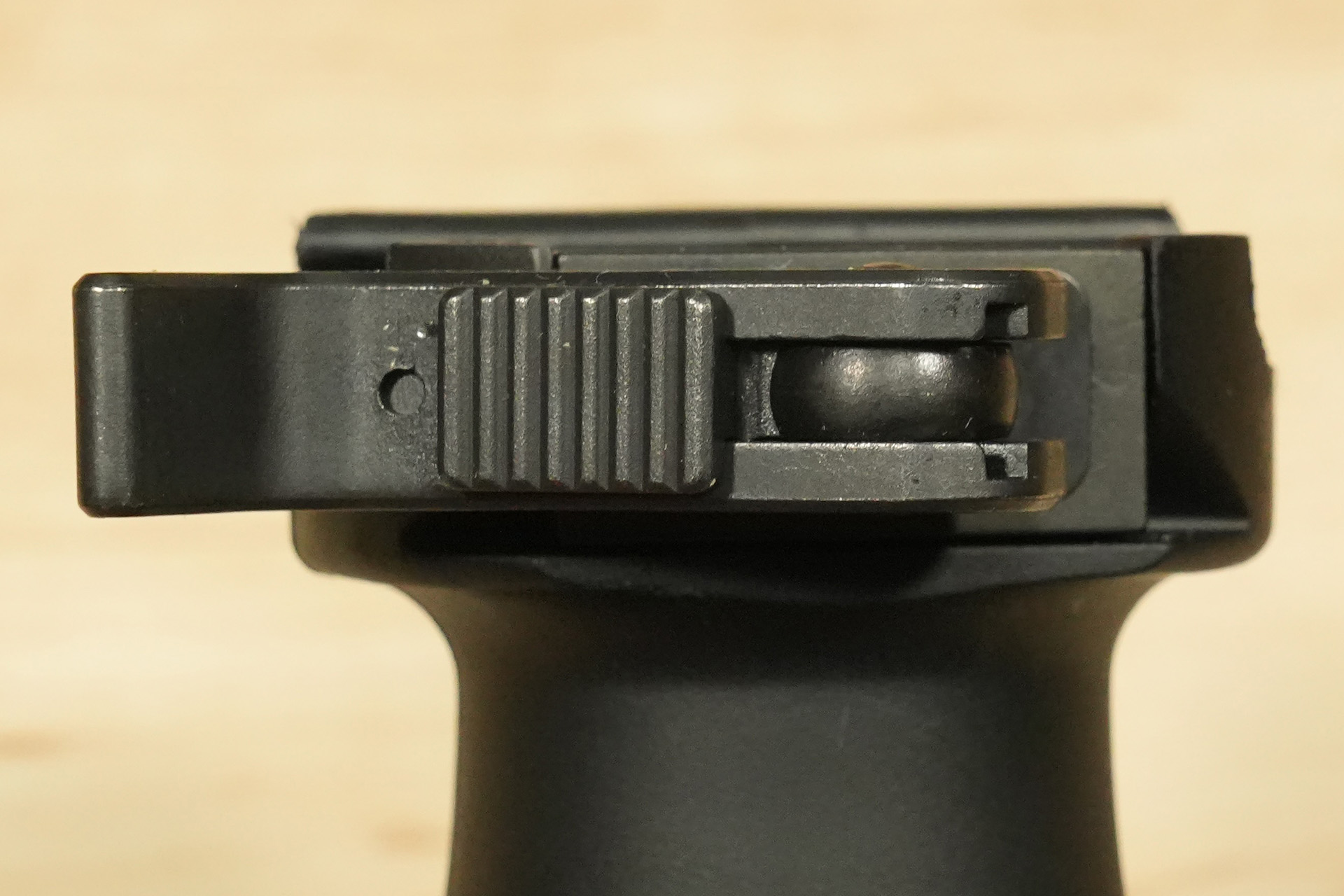 20式小銃用として自衛隊に採用されたB&T Unigrip QDバイポッドグリップ