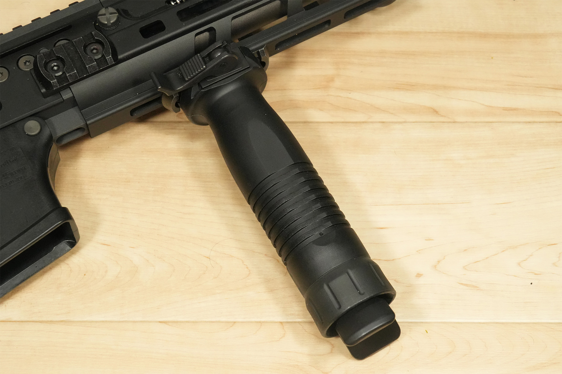 20式小銃用として自衛隊に採用されたB&T Unigrip QDバイポッドグリップ