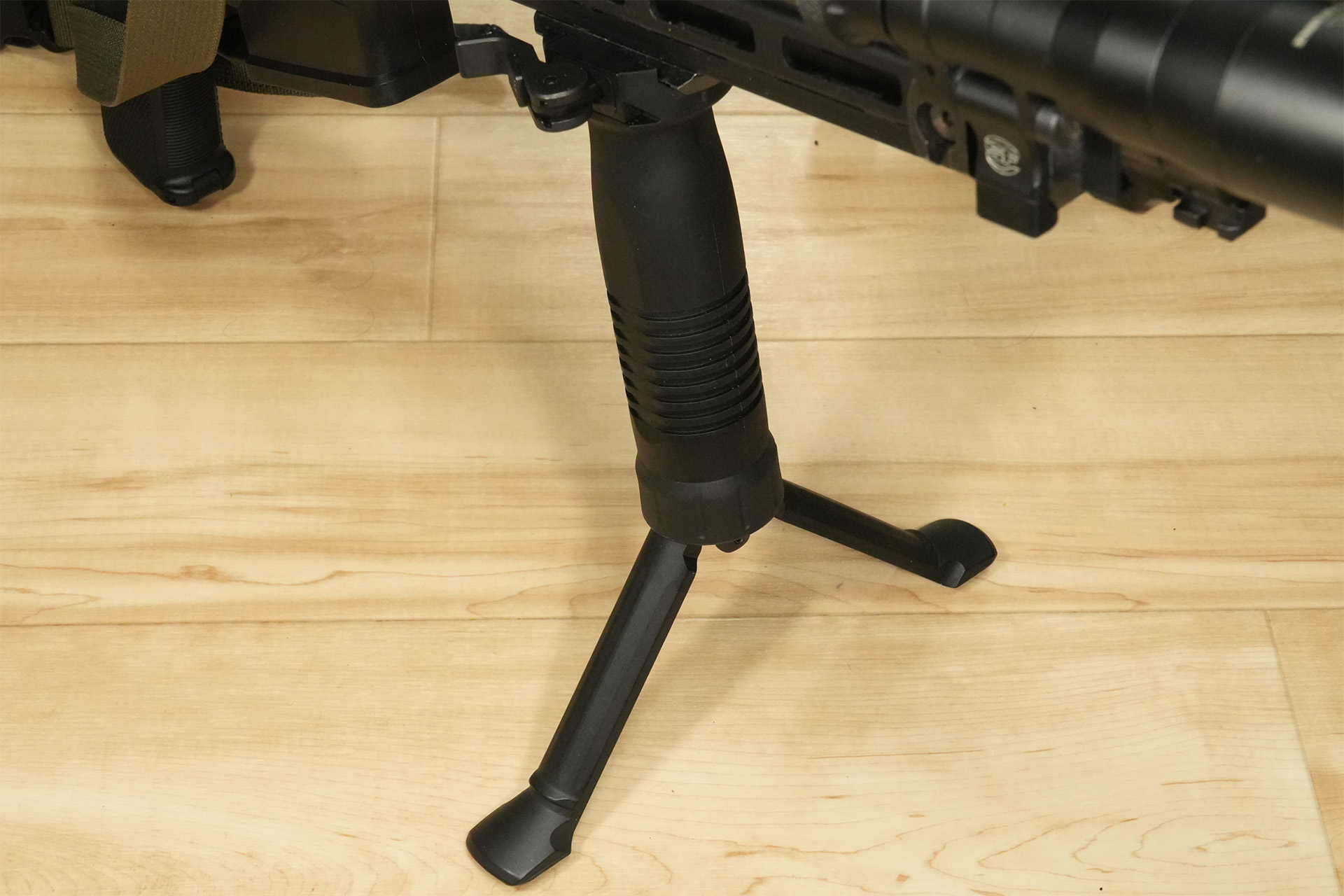 20式小銃用として自衛隊に採用されたB&T Unigrip QDバイポッドグリップ