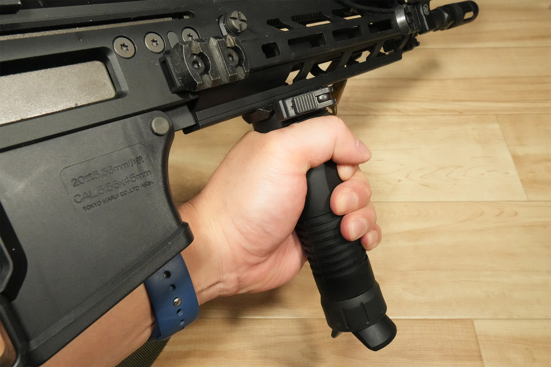 20式小銃用として自衛隊に採用されたB&T Unigrip QDバイポッドグリップ