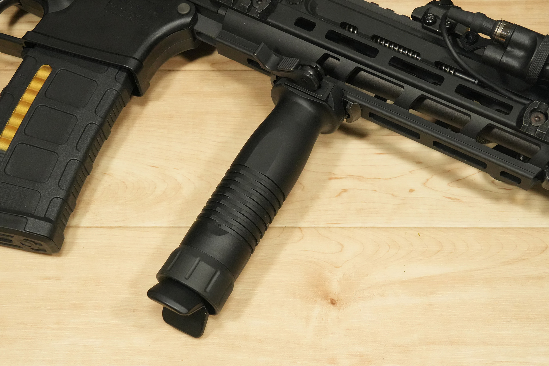 実物　B&T バイポッドグリップ　20式　自衛隊 20式小銃用として自衛隊に採用されたB&T Unigrip QDバイポッドグリップ