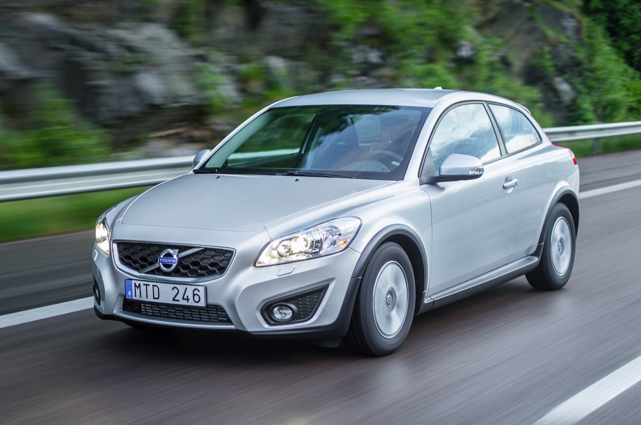 Tee Se Itse Mies Asensi Letkut Ristiin Ja Yritti Saada Autoliikkeen Maksajaksi Lakimiehet Nauroivat Matkalla Pankkiin Autot Ilta Sanomat The trickiest part of this job is in the bolt holding the Shock Mount.