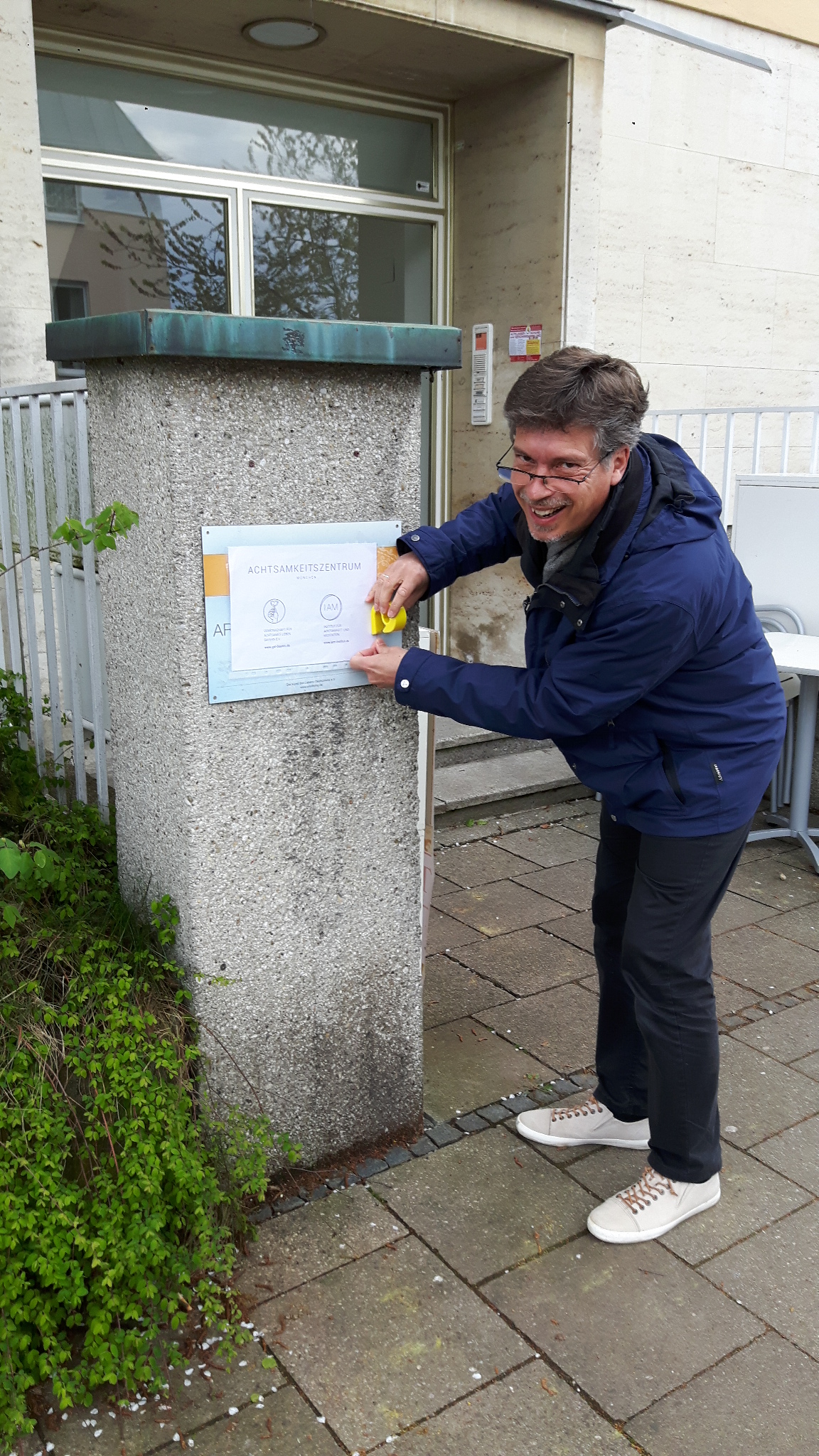Das provisorische Türschild vom Achtsamkeitszentrum München