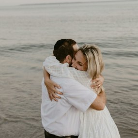 Couple discutant sincèrement – illustration de la force de la vulnérabilité dans l’amour.