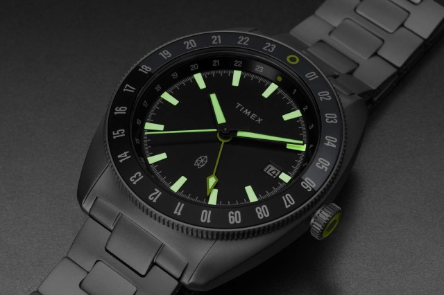 Timex x The James Brand Automatic GMT pada kondisi minim cahaya