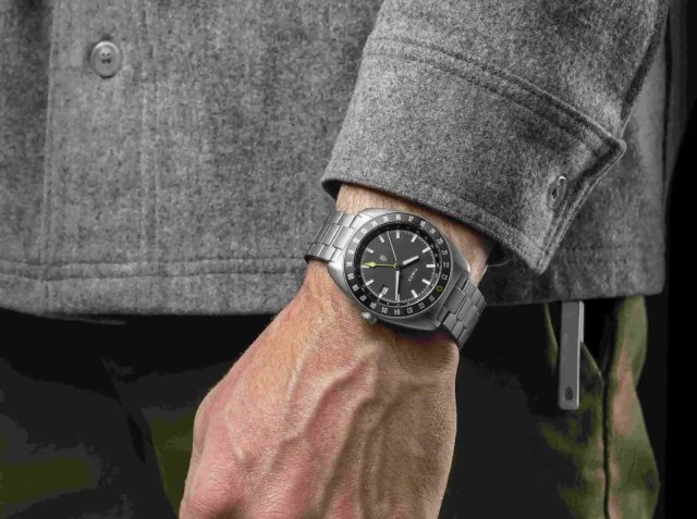 Timex x The James Brand Automatic GMT memiliki fitur travel/flyer GMT