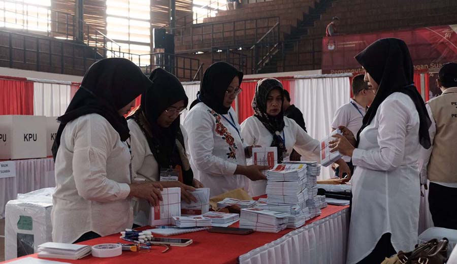 Sekumpulan anggota KPPS yang sedang menyusun kartu suara