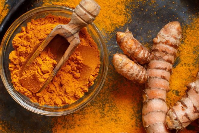 Turmeric pisat într-un bol de sticlă pe o masă de bucătărie