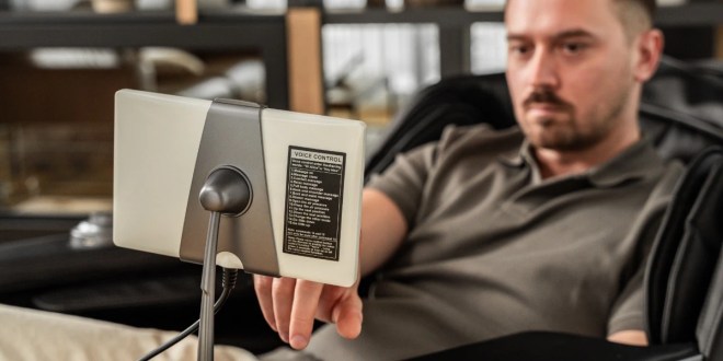 Focus III, fotoliu de masaj de la Komoder, cu tableta de comandă în prim plan