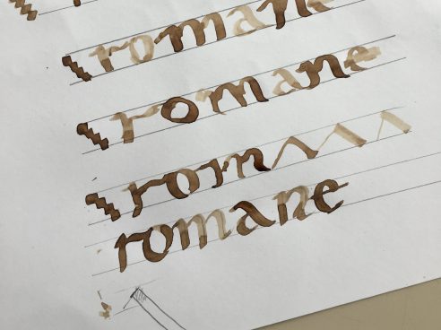 Calligraphie caroline, lignes de Romane