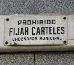 Carteles que prohíben pegar carteles