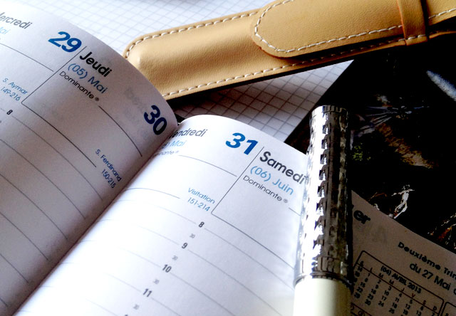agenda papier stylo pour organisation de mariage