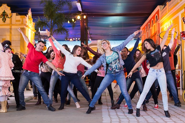 Des jeunes animent une fête avec un flashmob