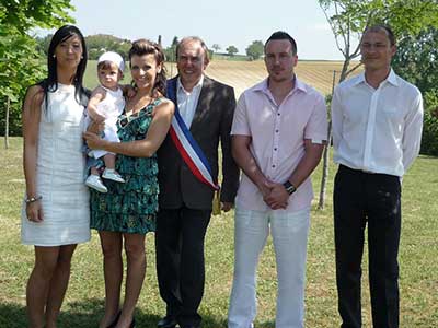 Photo de groupe d'un baptême civil