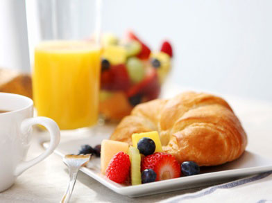 brunch avec croissant et jus d'orange