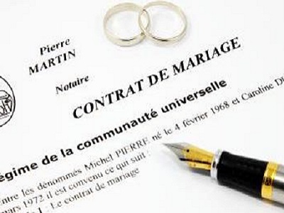 stylo plume posé sur un contrat de mariage