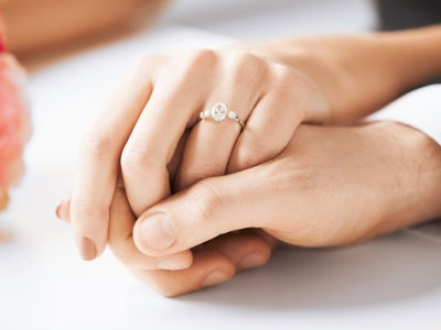 couple de fiancés se tenant par la main