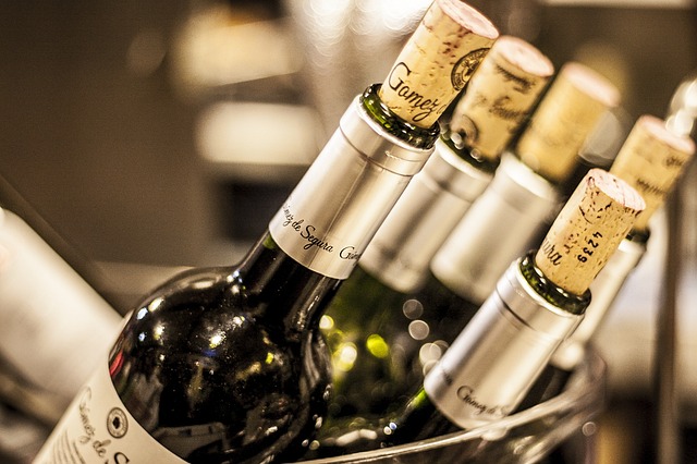Bouteilles de vin en gros plan avec bouchon en liège dans un seau à glace