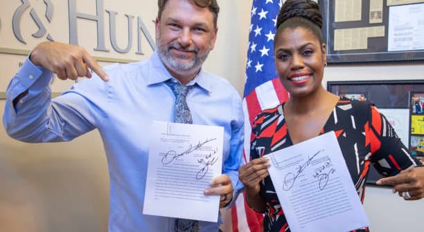 ‘Apprentice’ star – former White House aide Omarosa Manigault Newman beats Trump in arbitration fight over book.