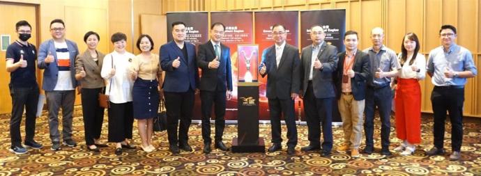 霹雳中华总商会成员出席金鹰奖讲座会。