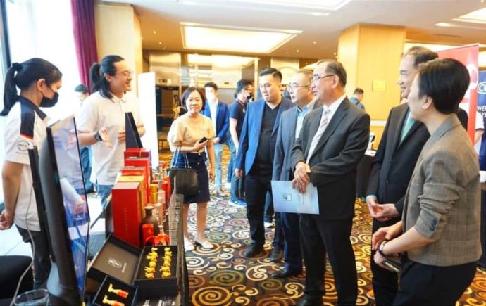 嘉宾参观金鹰奖巡回讲座怡保站赞助商单位
