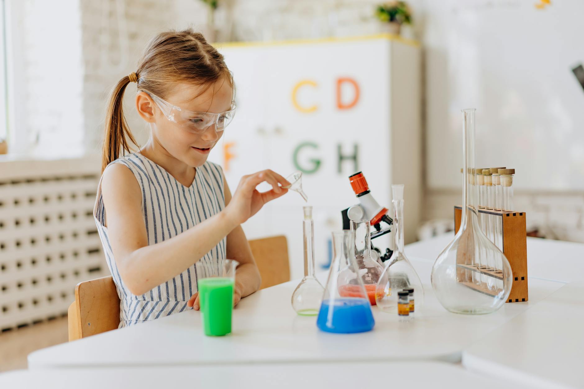 une fille qui fait une expérience scientifique