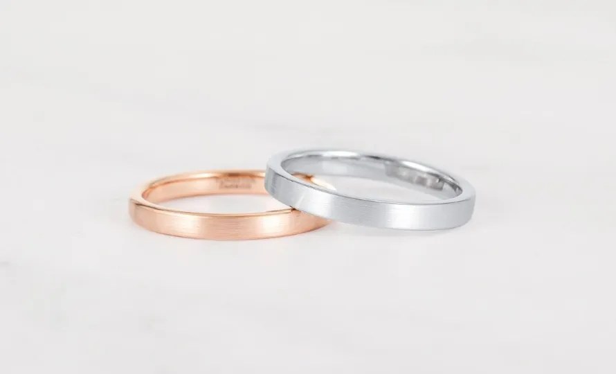 Which goes first engagement and wedding ring？