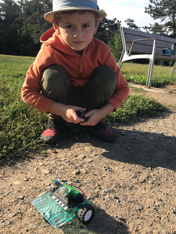 Honzík jezdí s vozítkem řízeným modulem micro:bit